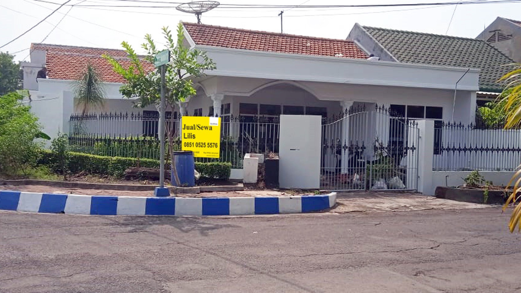 Rumah di Jemur Andayani Surabaya Selatan, Hook/Pojokan, Row Jalan lebar bisa 3 mobil, bisa untuk rumah tinggal/kantor - LT -