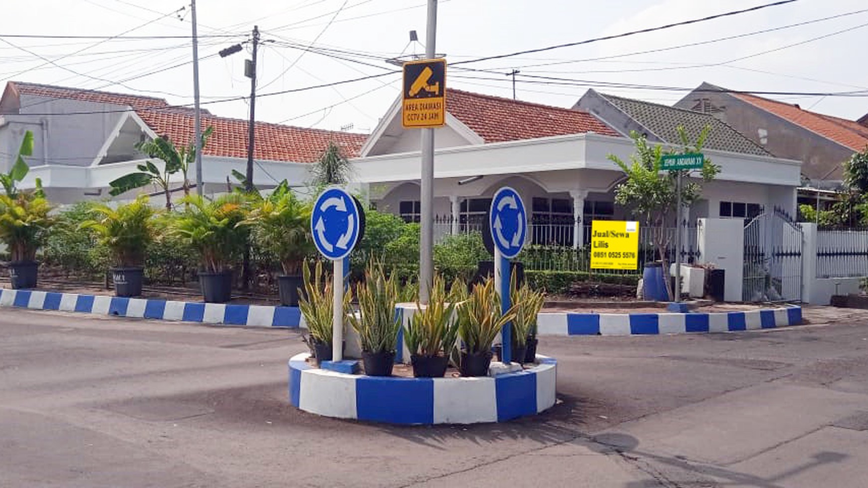 Rumah di Jemur Andayani Surabaya Selatan, Hook/Pojokan, Row Jalan lebar bisa 3 mobil, bisa untuk rumah tinggal/kantor - LT -
