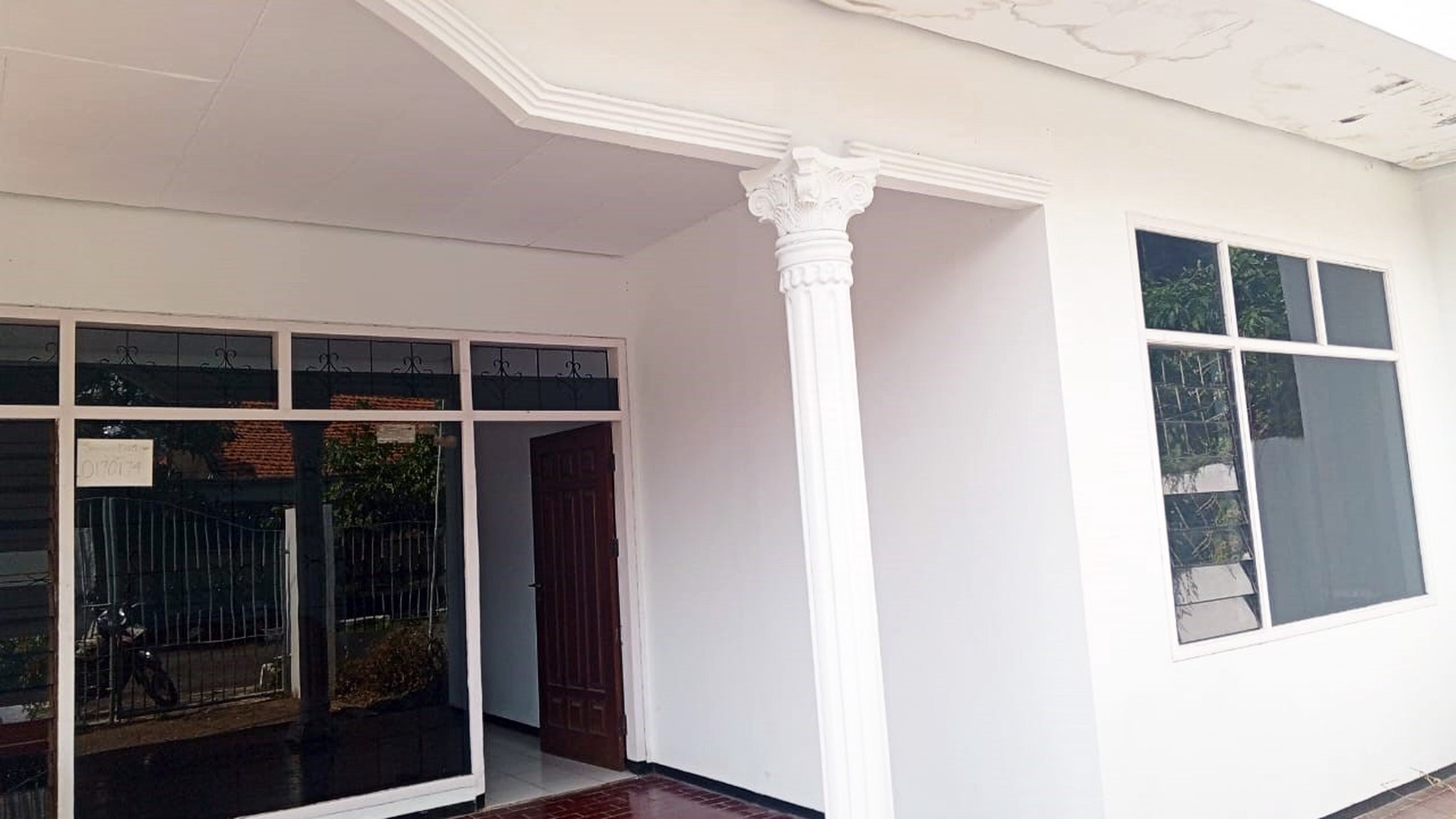 Rumah di Jemur Andayani Surabaya Selatan, Hook/Pojokan, Row Jalan lebar bisa 3 mobil, bisa untuk rumah tinggal/kantor - LT -
