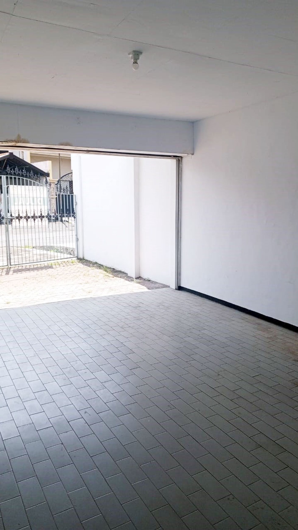Rumah di Jemur Andayani Surabaya Selatan, Hook/Pojokan, Row Jalan lebar bisa 3 mobil, bisa untuk rumah tinggal/kantor - LT -
