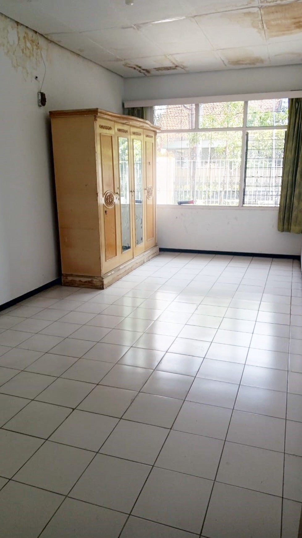 Rumah di Jemur Andayani Surabaya Selatan, Hook/Pojokan, Row Jalan lebar bisa 3 mobil, bisa untuk rumah tinggal/kantor - LT -