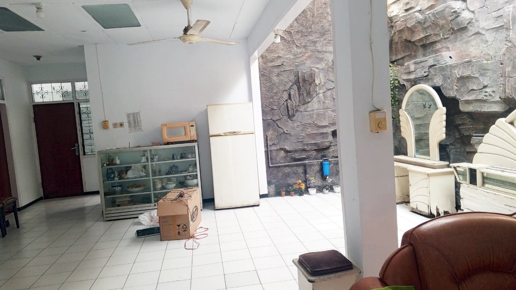 Rumah di Jemur Andayani Surabaya Selatan, Hook/Pojokan, Row Jalan lebar bisa 3 mobil, bisa untuk rumah tinggal/kantor - LT -