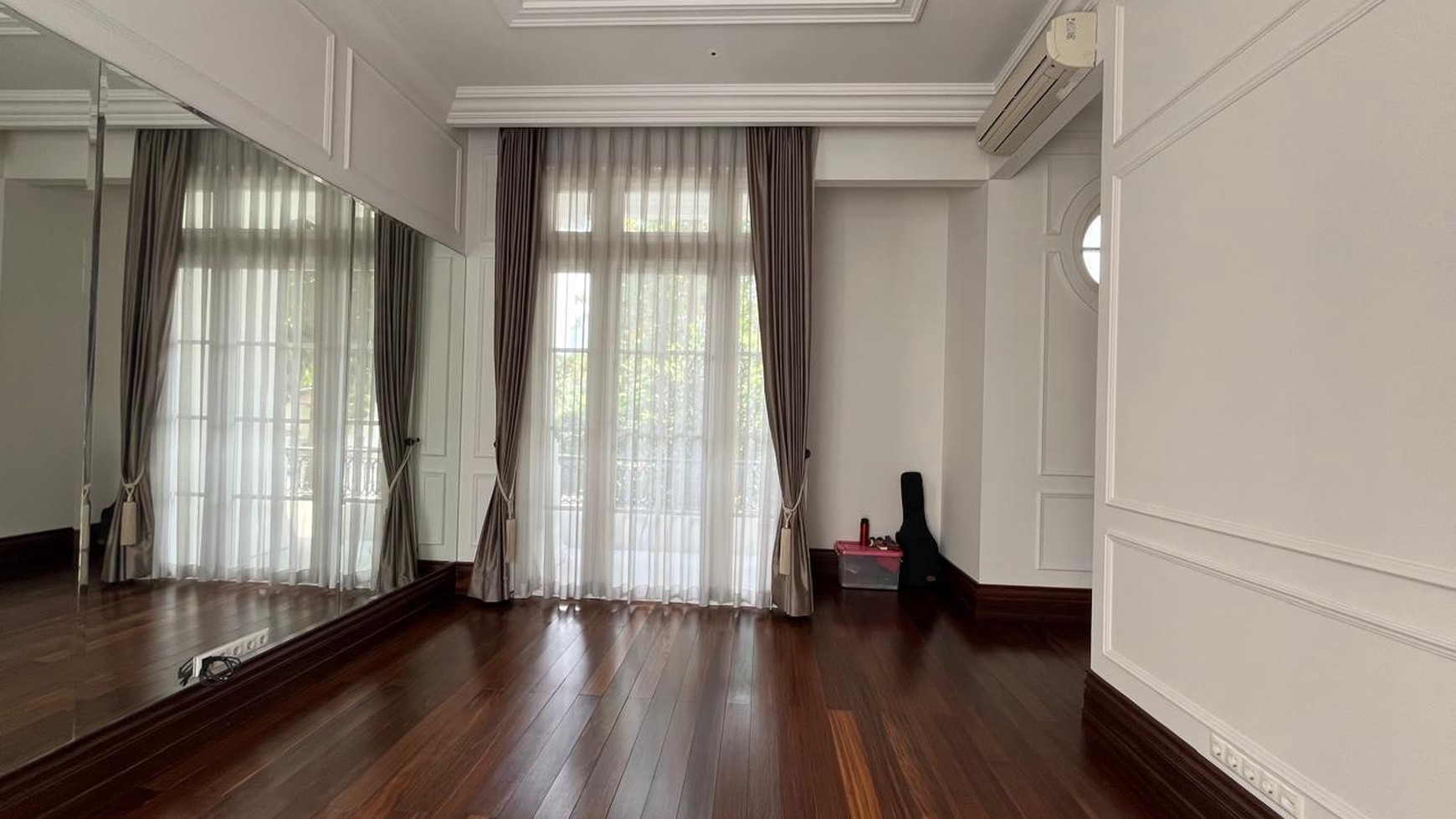 Rumah Mewah Dalam Perumahan di Mega kuningan Jakarta Selatan