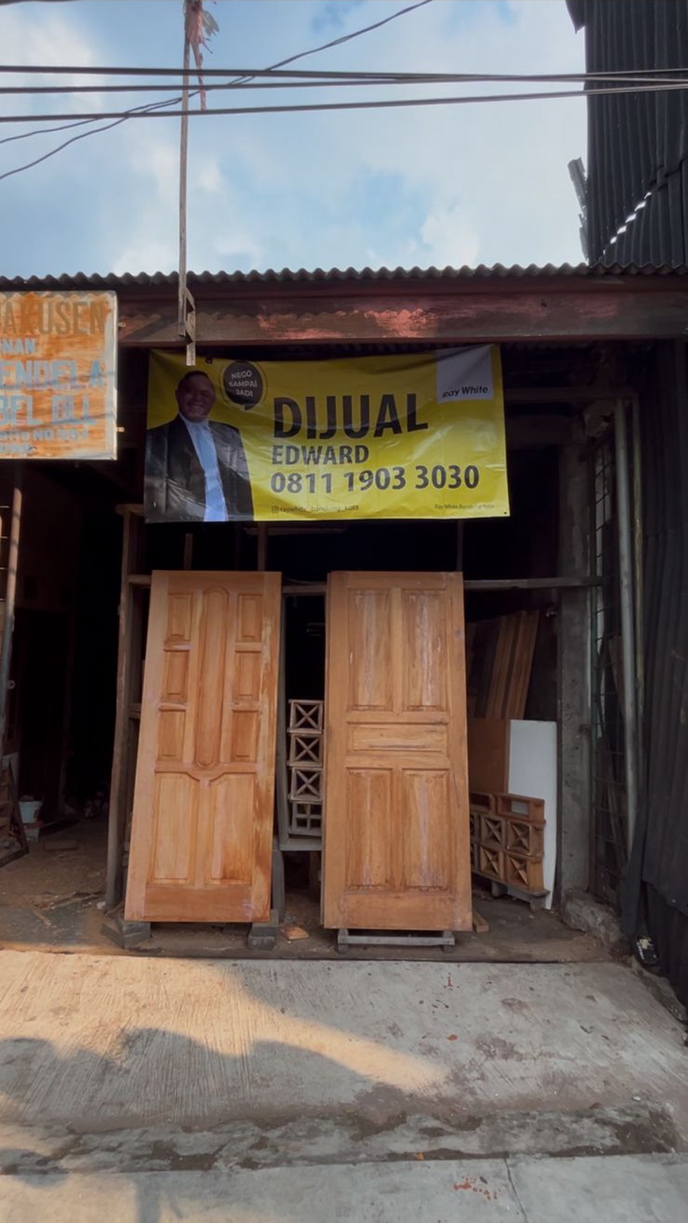 DIJUAL BANGUNGAN PINGGIR JALAN LOKASI TENGAH KOTA 