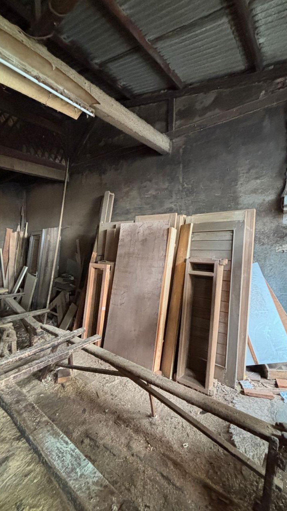 DIJUAL BANGUNGAN PINGGIR JALAN LOKASI TENGAH KOTA 