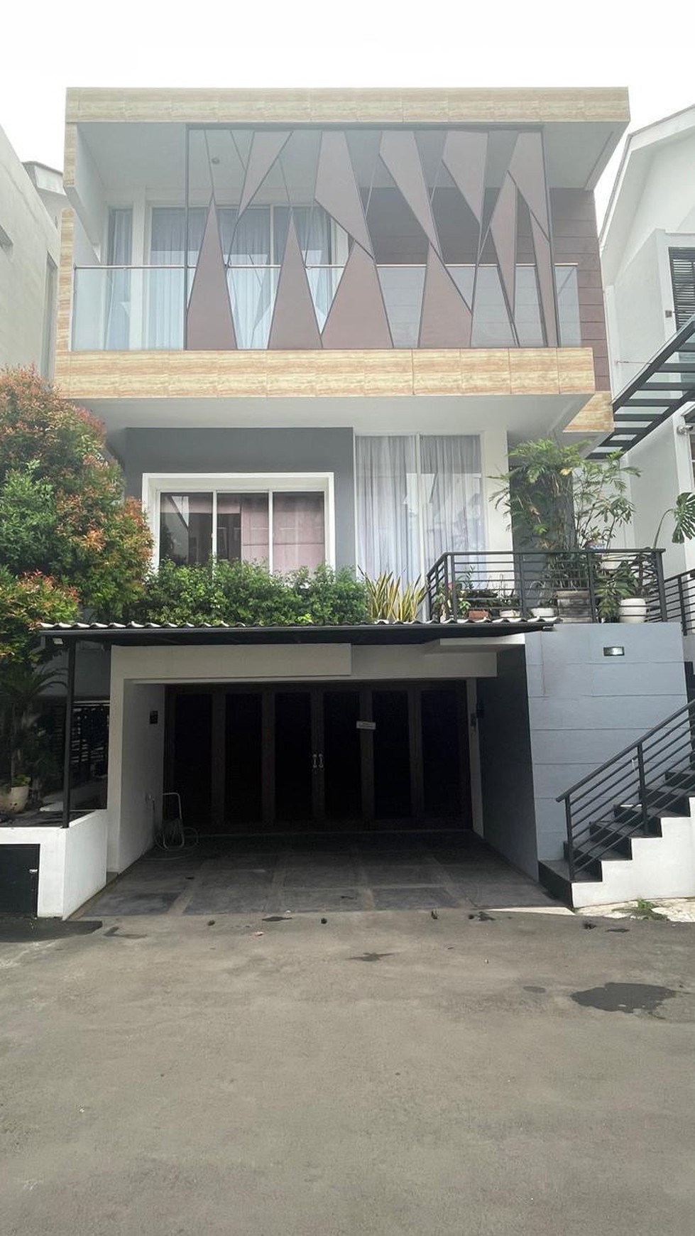 Di Sewa Rumah 3 Lantai Mewah Siap Huni dengan Hunian Nyaman @Pasar Minggu