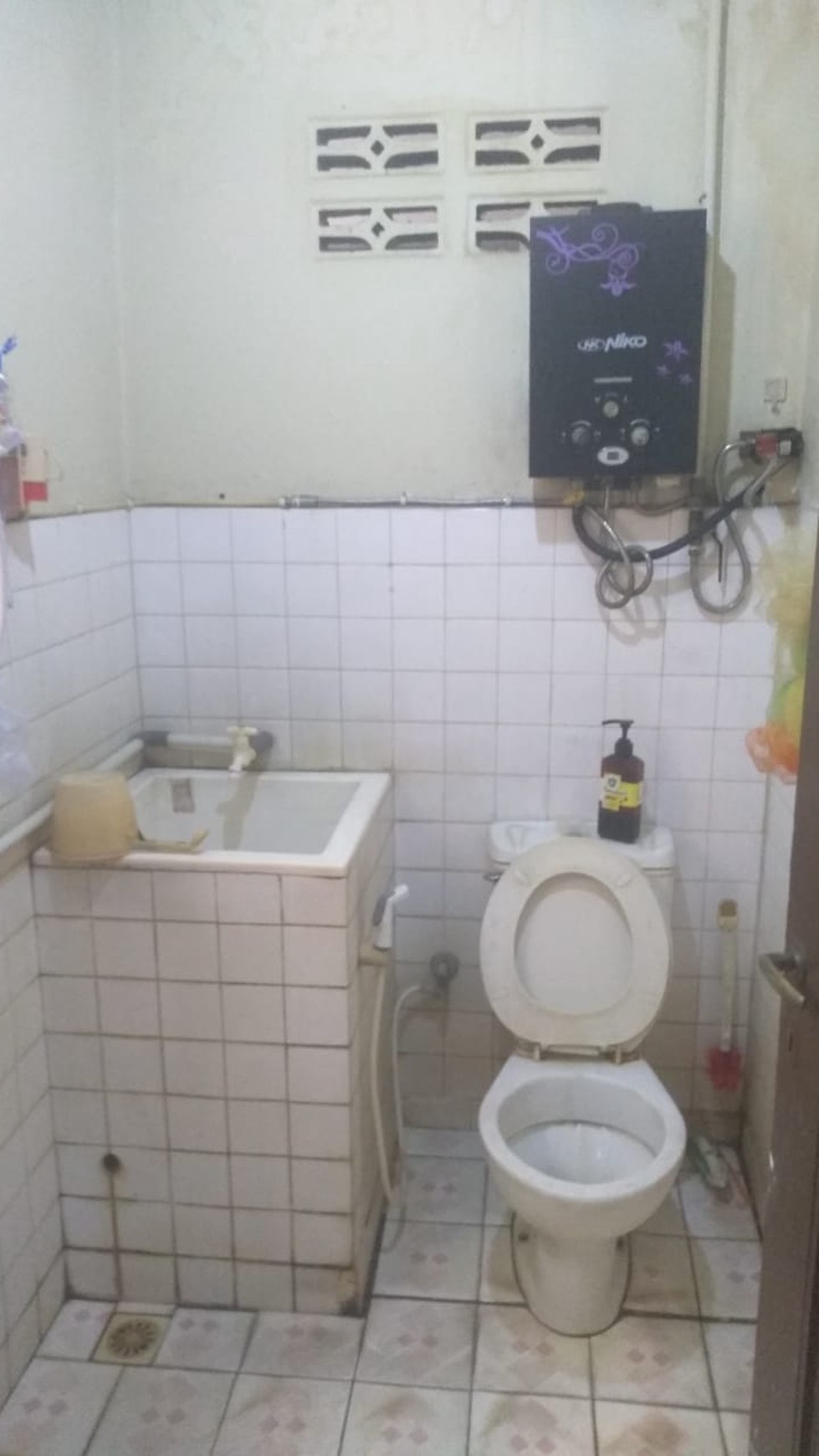 DIJUAL KOSTAN+ISI NYA,POSISI HOEK, KONDISI KAMAR FULL, LOKASI DI BUAHBATU KOTA