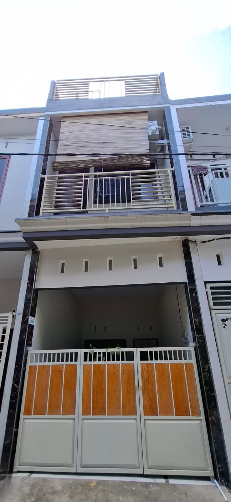 Dijual Rumah 3 Lantai Minimalis Modern | SHM | Full Furnish |490JT| Surabaya Timur