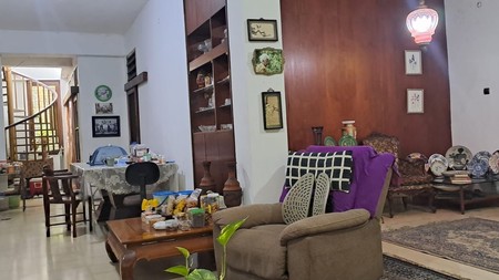Jual Rumah Asri di Jl Iskandarsyah, Kebayoran Baru