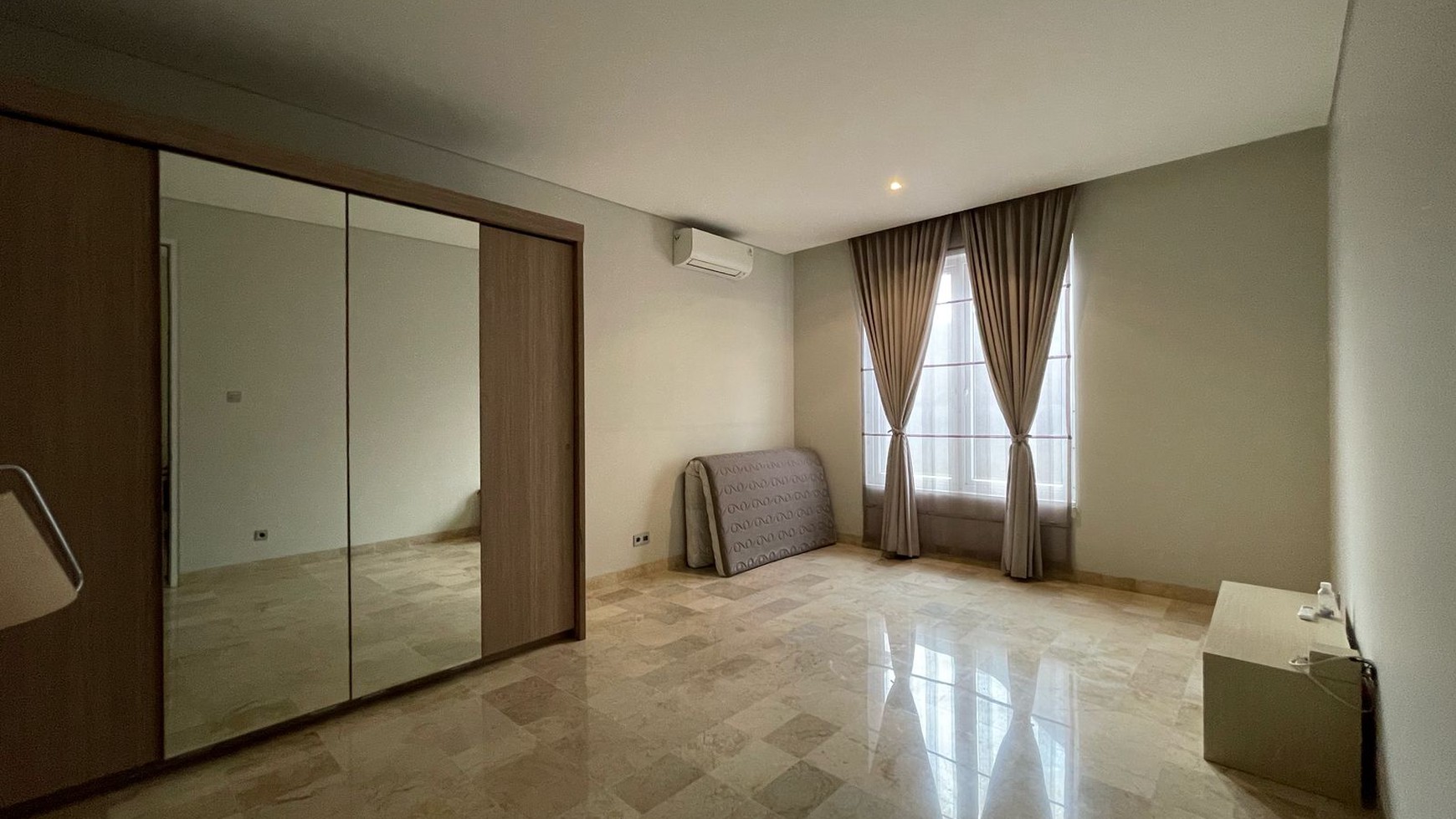 Disewakan Rumah cantik di Lebak Bulus area nyaman
