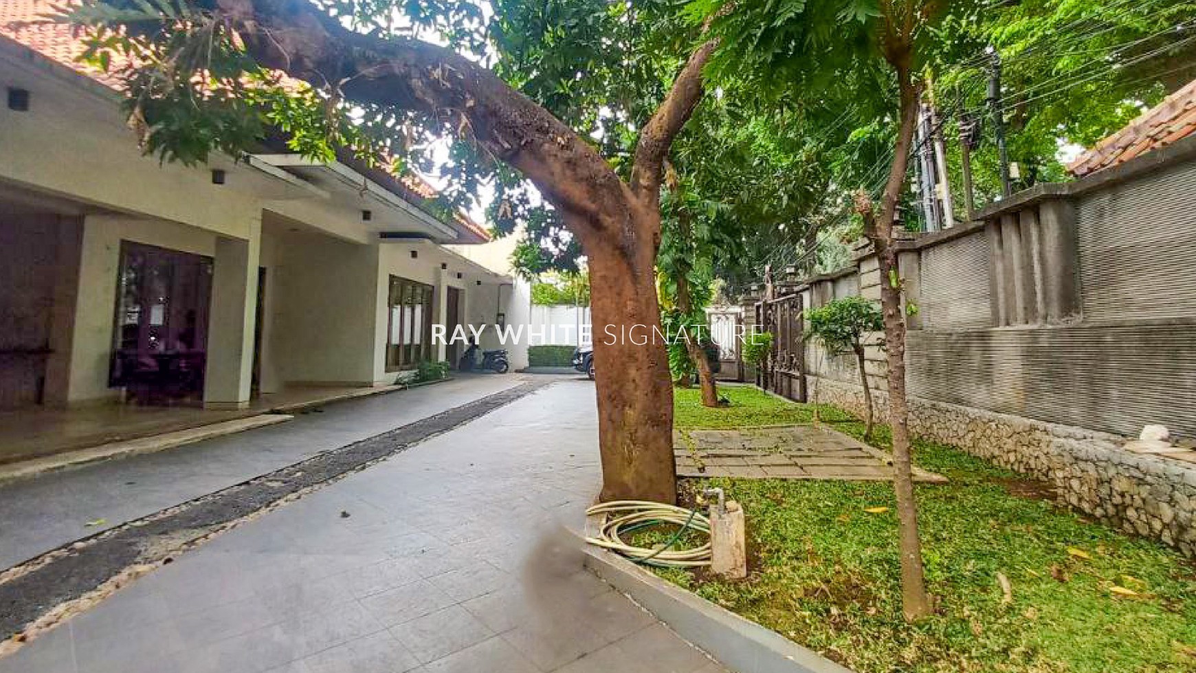 Rumah Mewah Dengan Kolam Renang di Jl Panglima Polim III