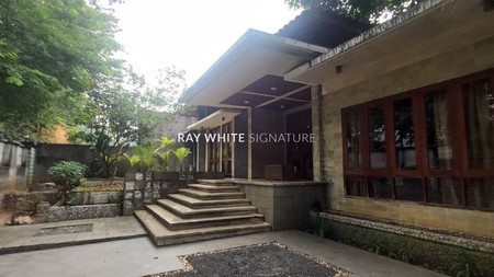Rumah Mewah Dengan Kolam Renang di Jl Panglima Polim III