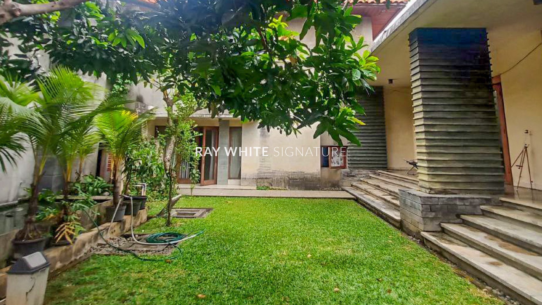 Rumah Mewah Dengan Kolam Renang di Jl Panglima Polim III