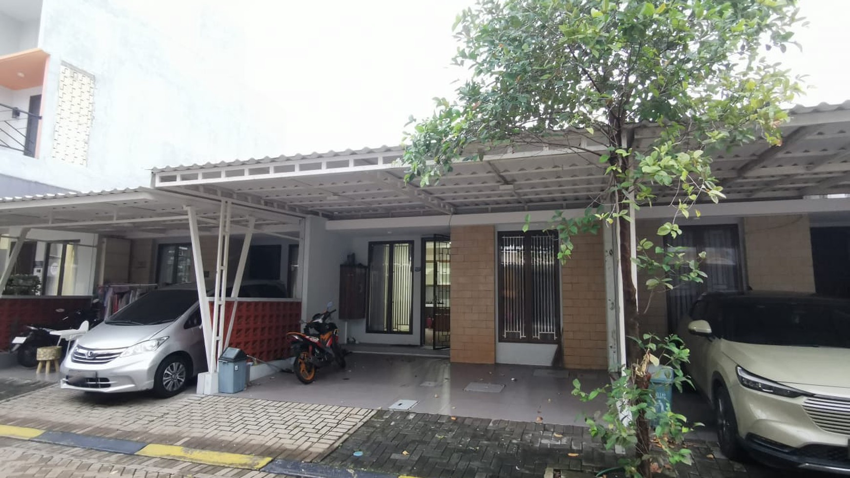 Rumah Siap Huni dengan Hunian Nyaman dan Asri di Graha Raya