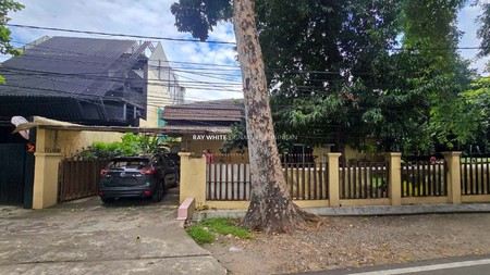 Rumah Lama Depan Taman Area Prime di Taman Pakubuwono 