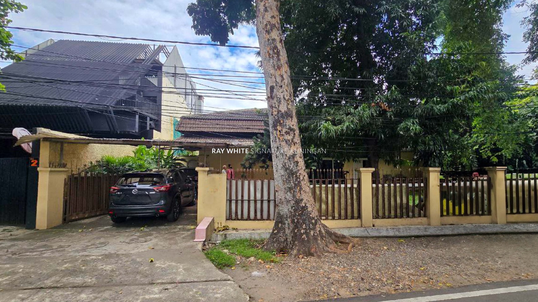 Rumah Lama Depan Taman Area Prime di Taman Pakubuwono