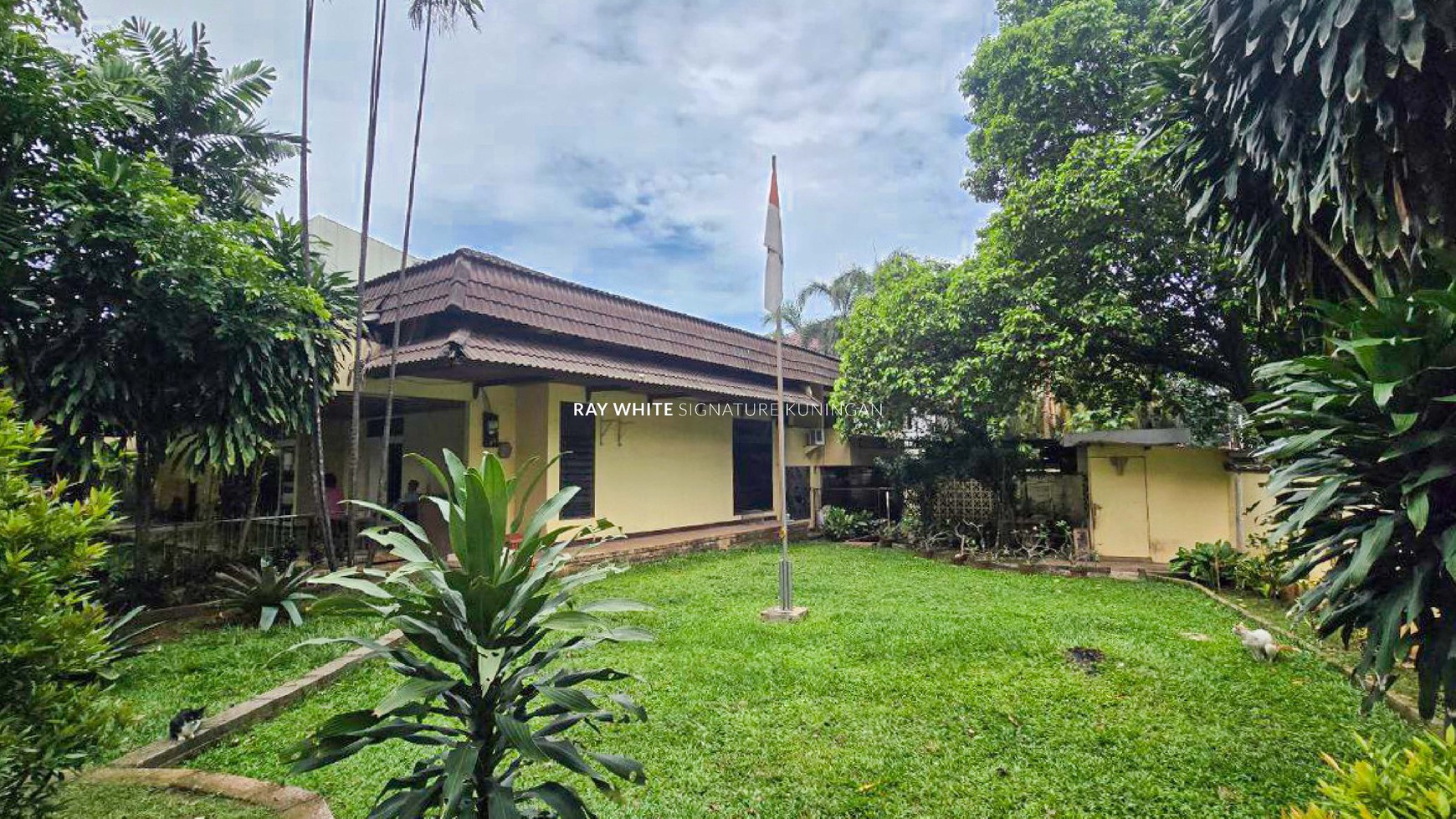 Rumah Lama Depan Taman Area Prime di Taman Pakubuwono