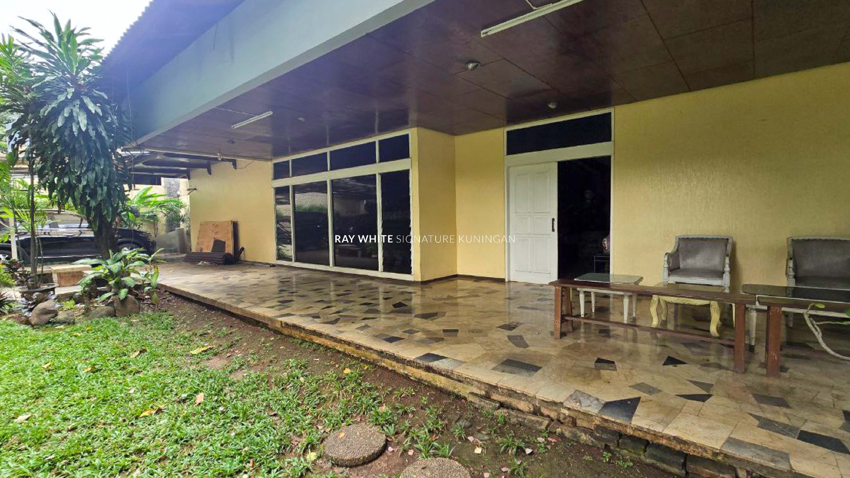 Rumah Lama Depan Taman Area Prime di Taman Pakubuwono
