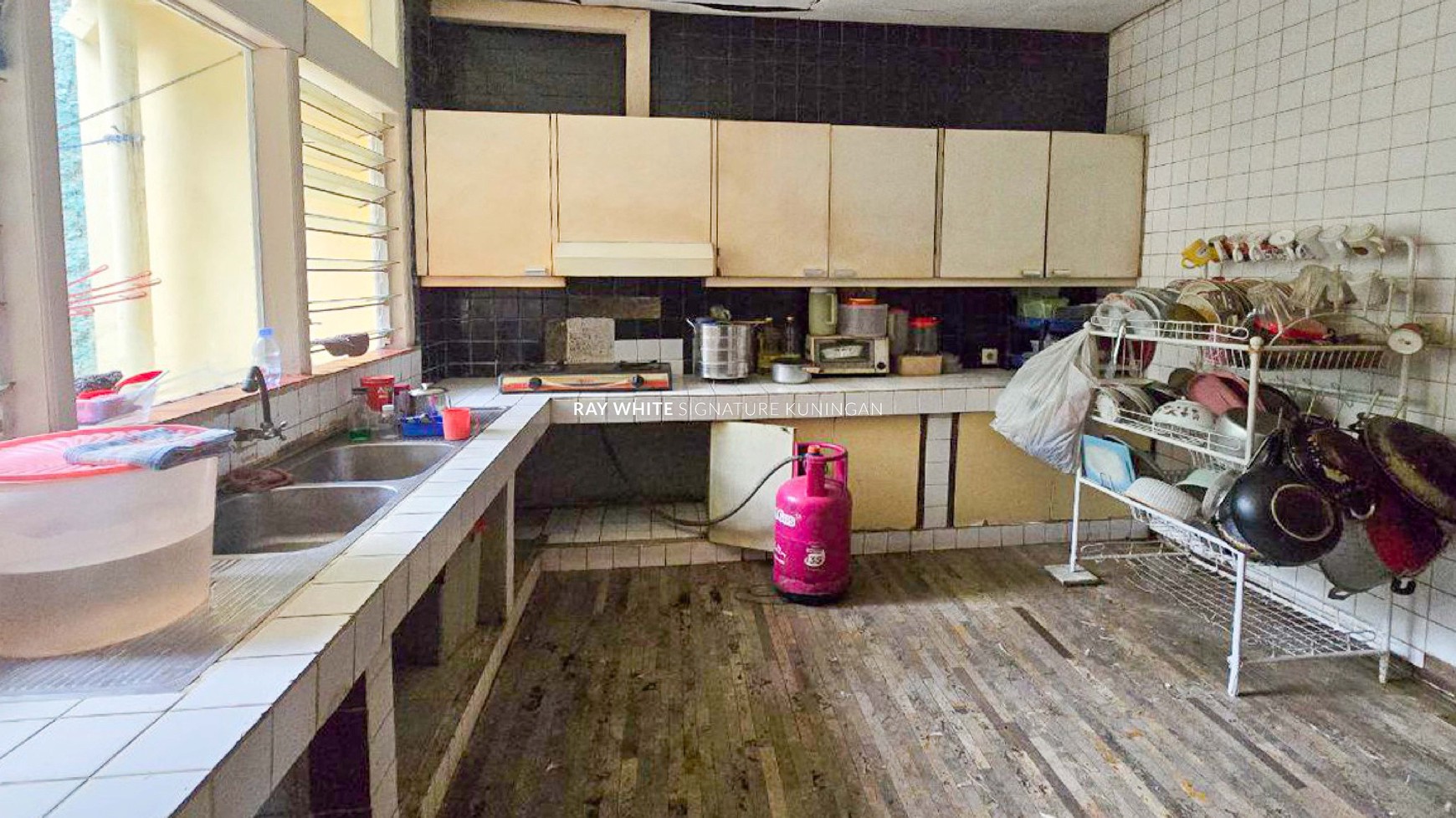 Rumah Lama Depan Taman Area Prime di Taman Pakubuwono