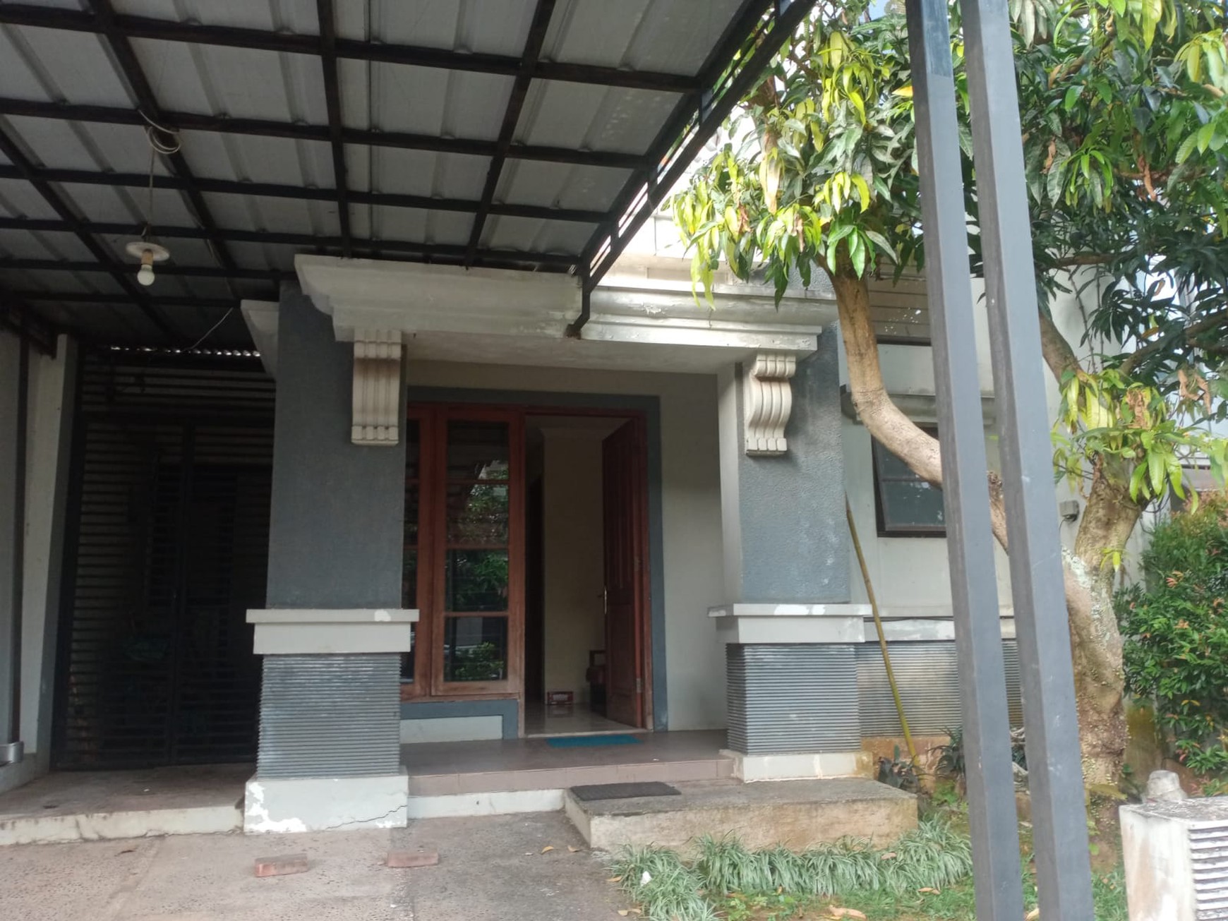 Rumah strategis di The Green