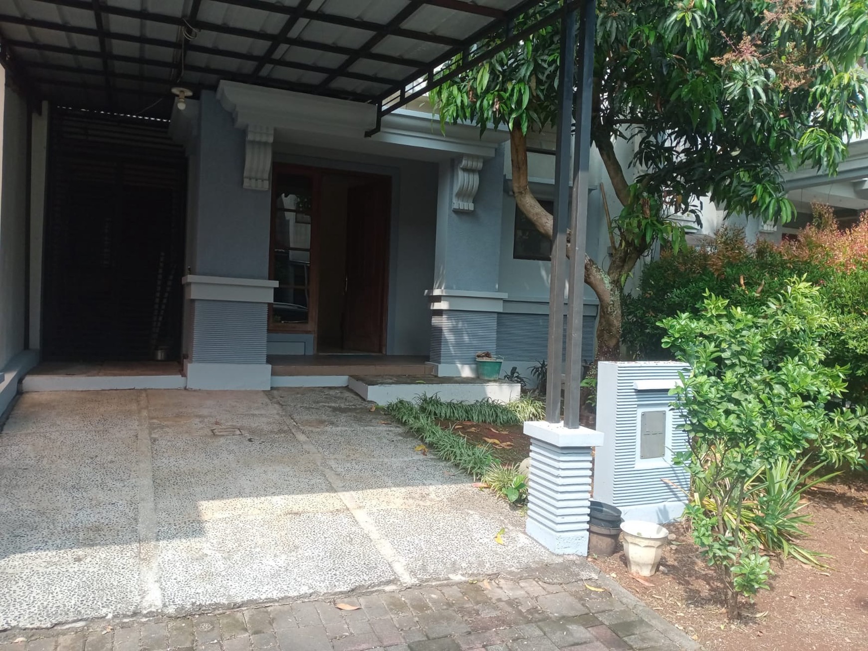 Rumah strategis di The Green