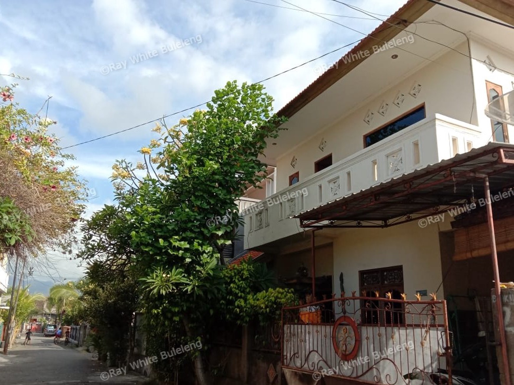 House Located 1 Minute Walk To The Beach of Singaraja City