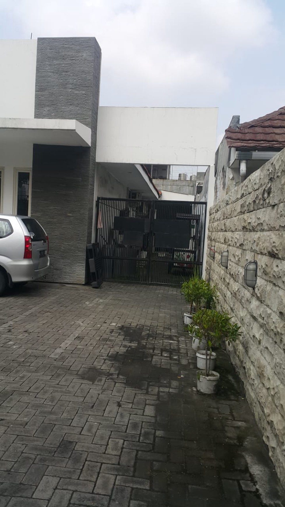 Jual cepat rumah usaha surabay pusat raya diponegoro cocok untuk resto atau kantor