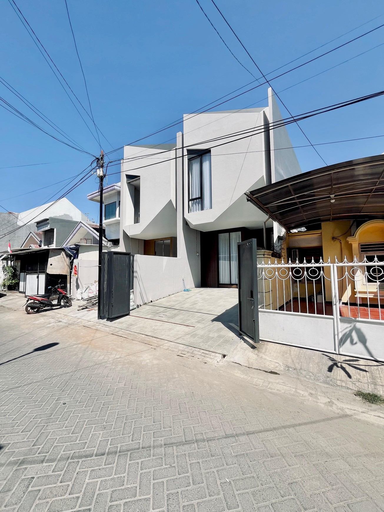 Dijual Rumah Baru Gress Semi Furnished 2M-an di Sutorejo 