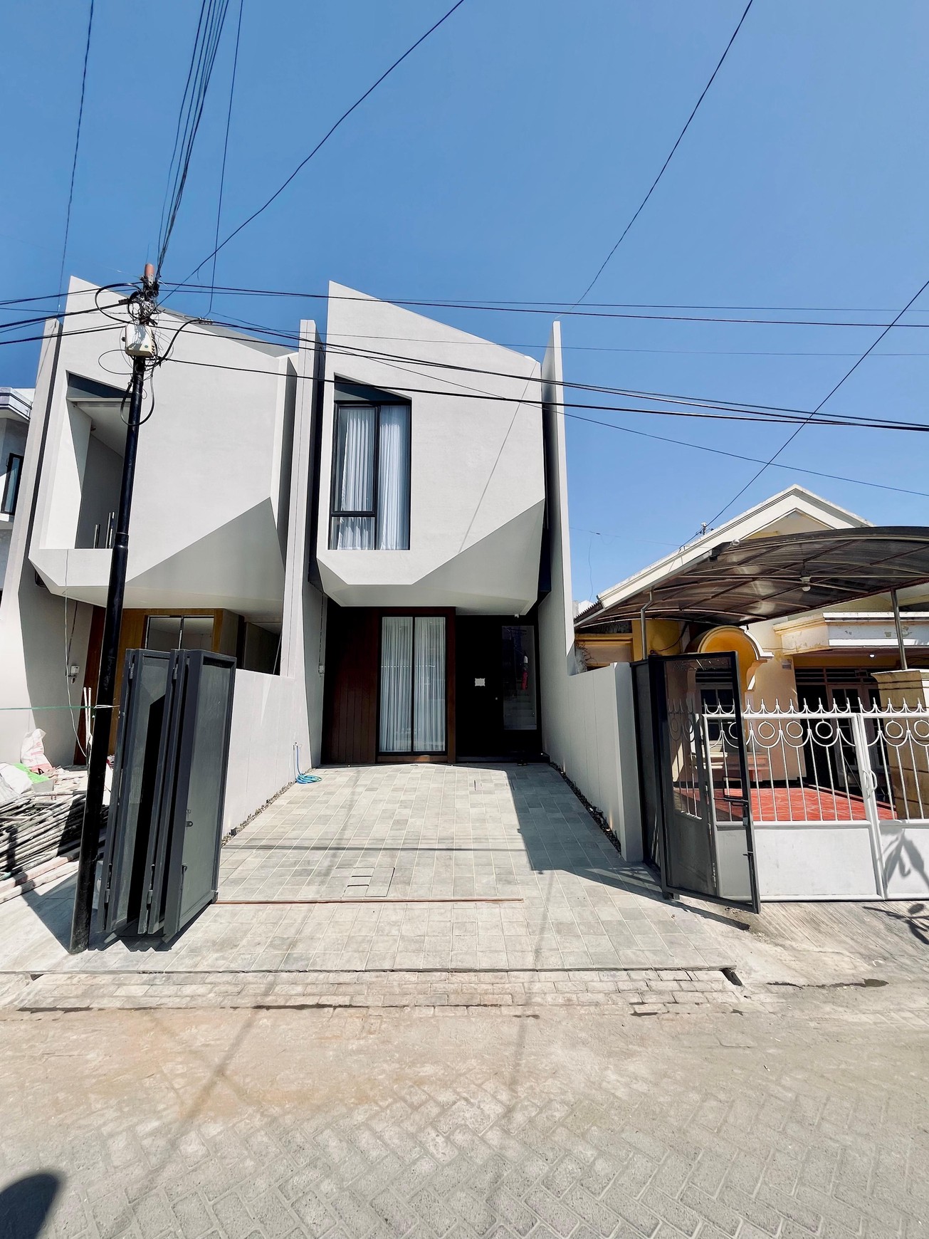 Dijual Rumah Baru Gress Semi Furnished 2M-an di Sutorejo