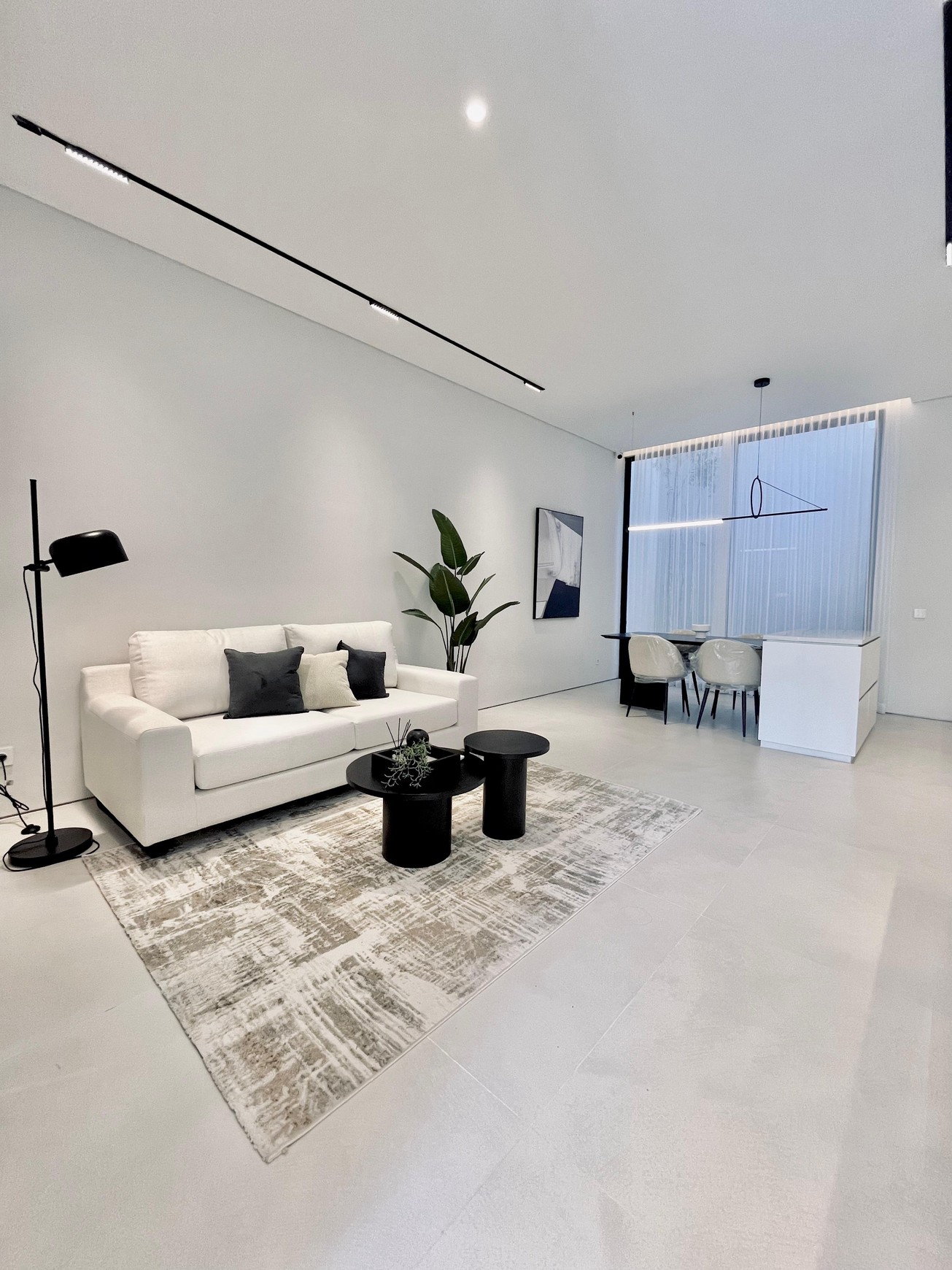 Dijual Rumah Baru Gress Semi Furnished 2M-an di Sutorejo 