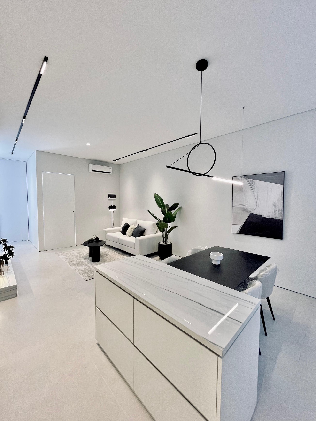 Dijual Rumah Baru Gress Semi Furnished 2M-an di Sutorejo 