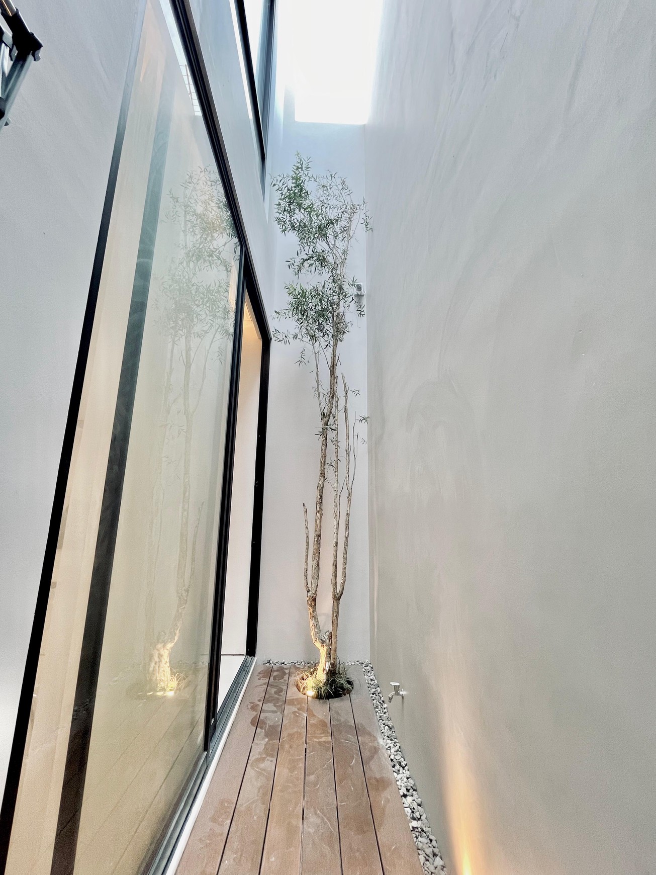 Dijual Rumah Baru Gress Semi Furnished 2M-an di Sutorejo 