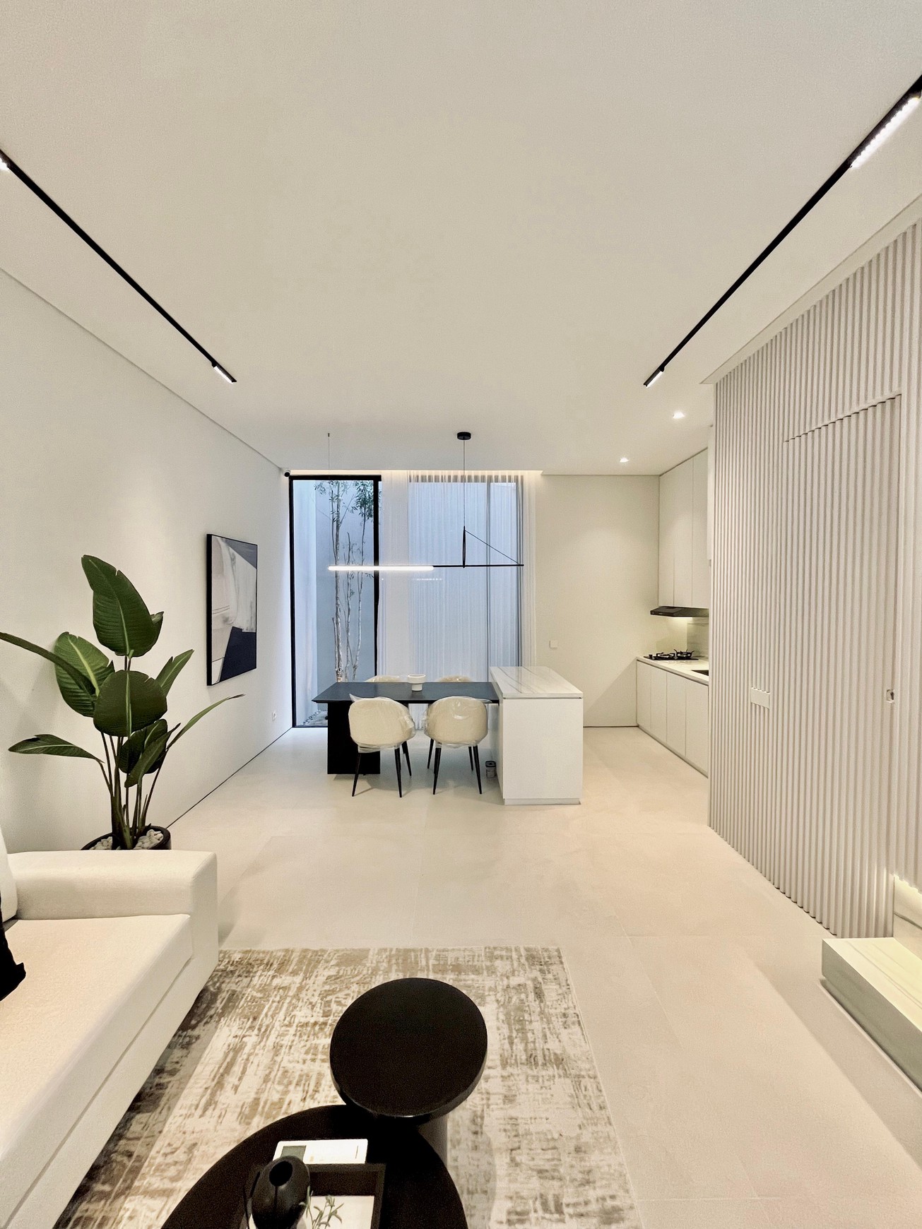 Dijual Rumah Baru Gress Semi Furnished 2M-an di Sutorejo 