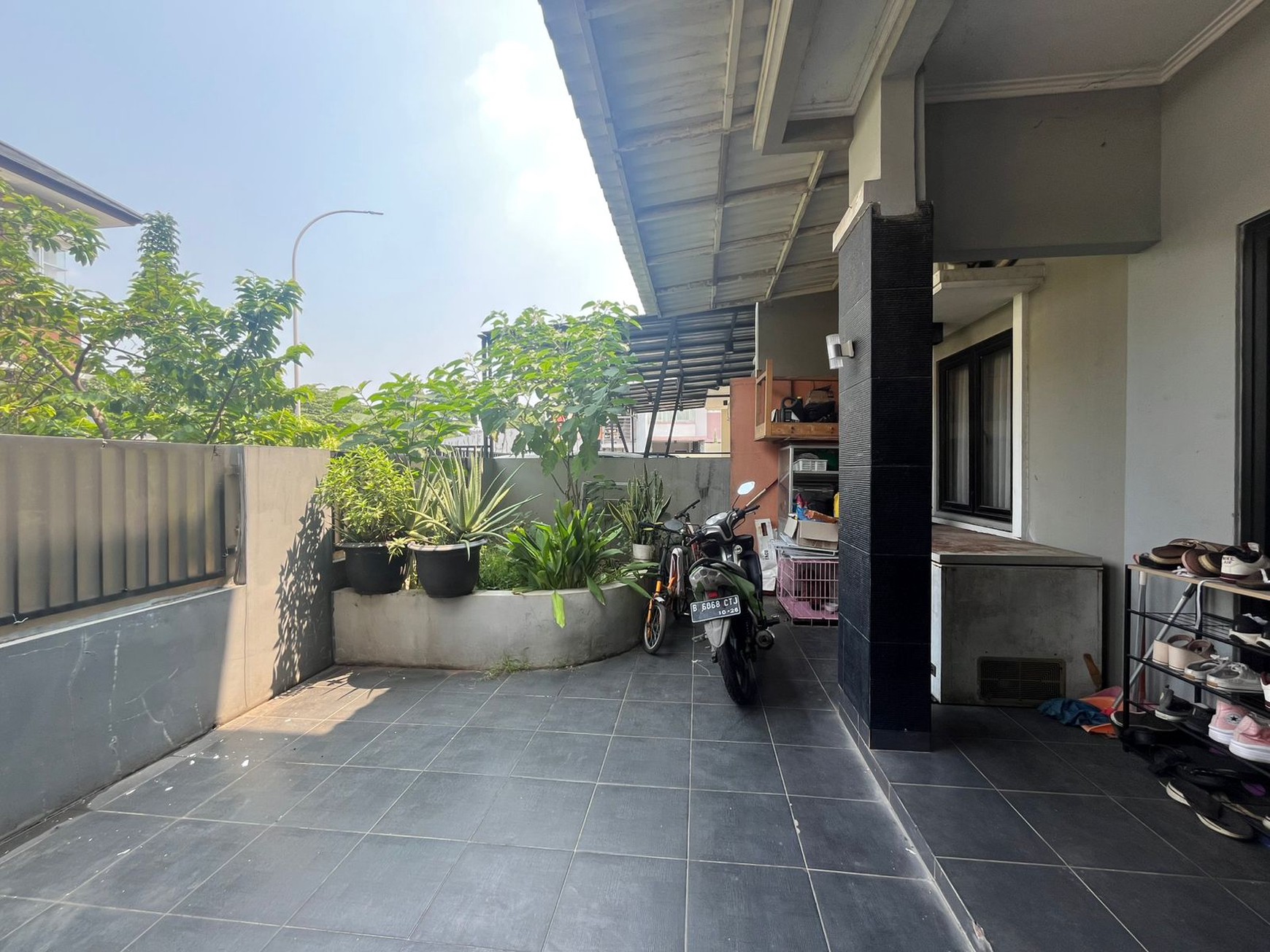 Jual murah dan cepat, Rumah cluster kecil di Anggrek Loka 