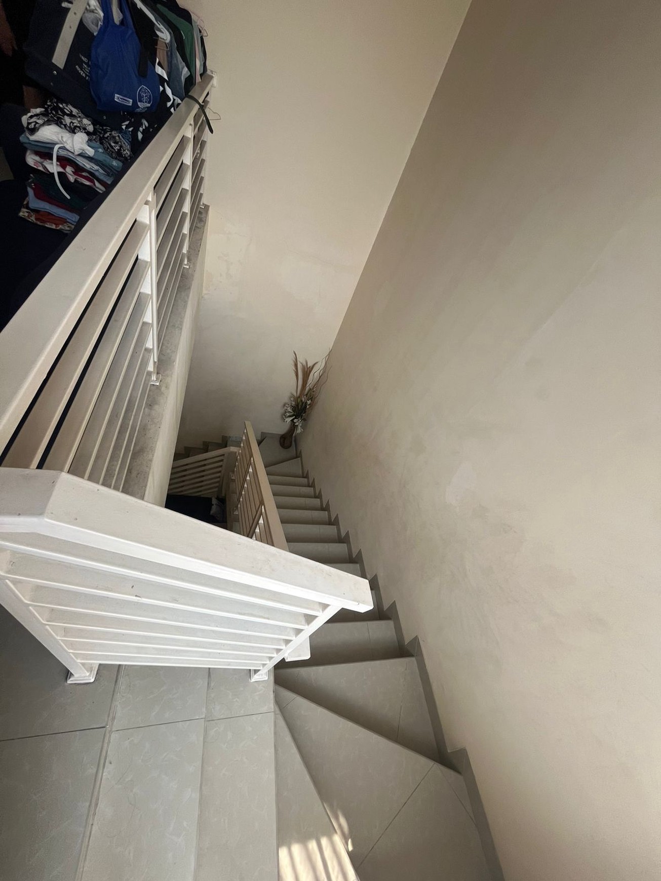 Jual murah dan cepat, Rumah cluster kecil di Anggrek Loka 