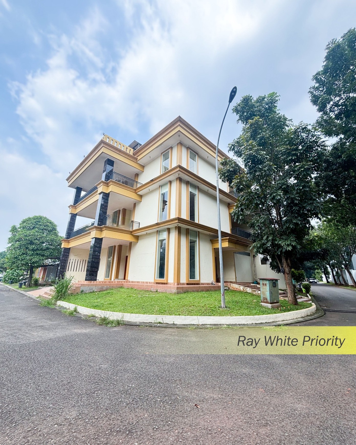 RUMAH SIAP HUNI 3 LANTAI DENGAN ROFTOOP DI SIMPLYCITY BSD CITY - TANGERANG SELATAN