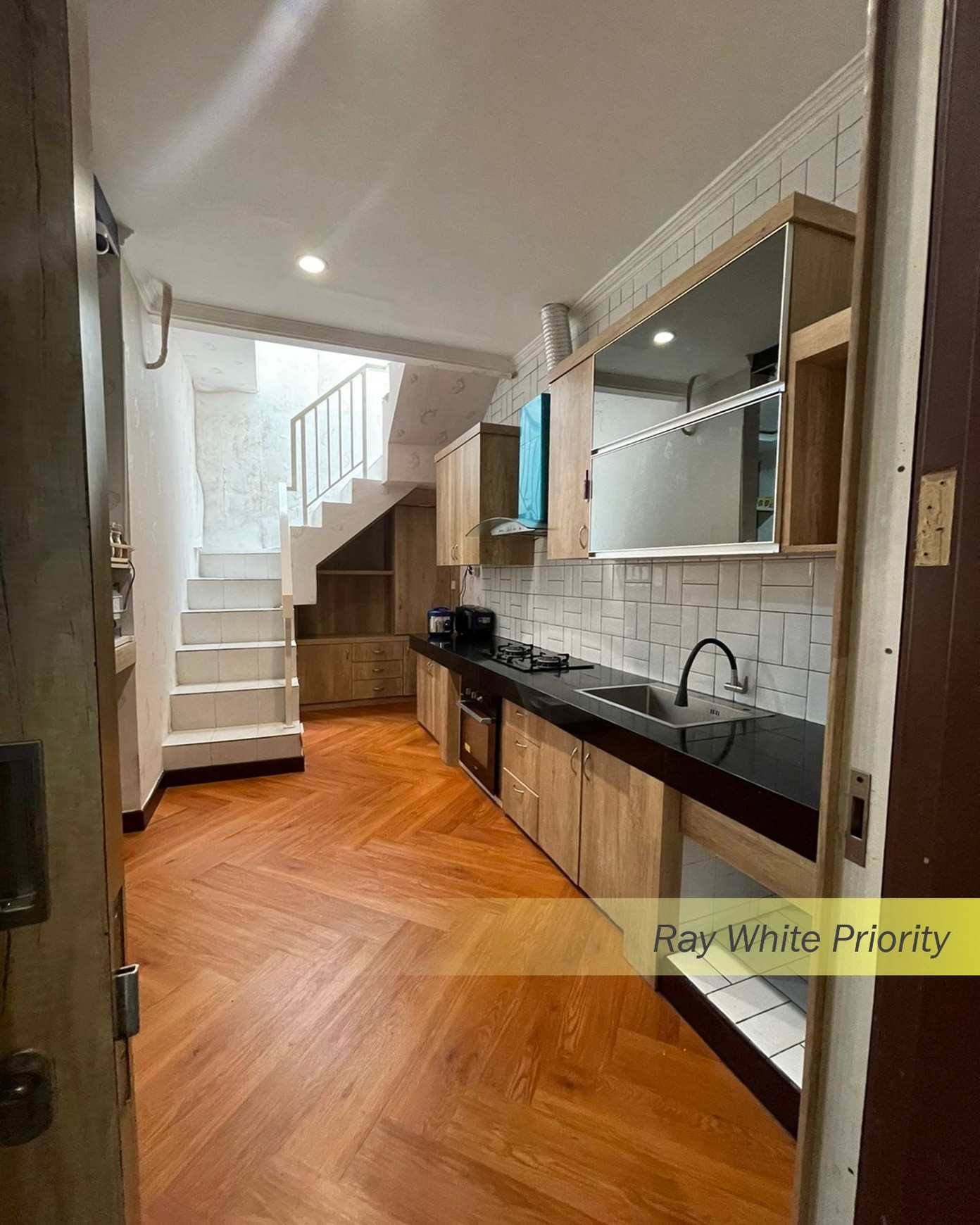 RUMAH CANTIK SEMIFURNISH DI DISCOVERY BINTARO JAYA SEKTOR 9 - TANGERANG SELATAN