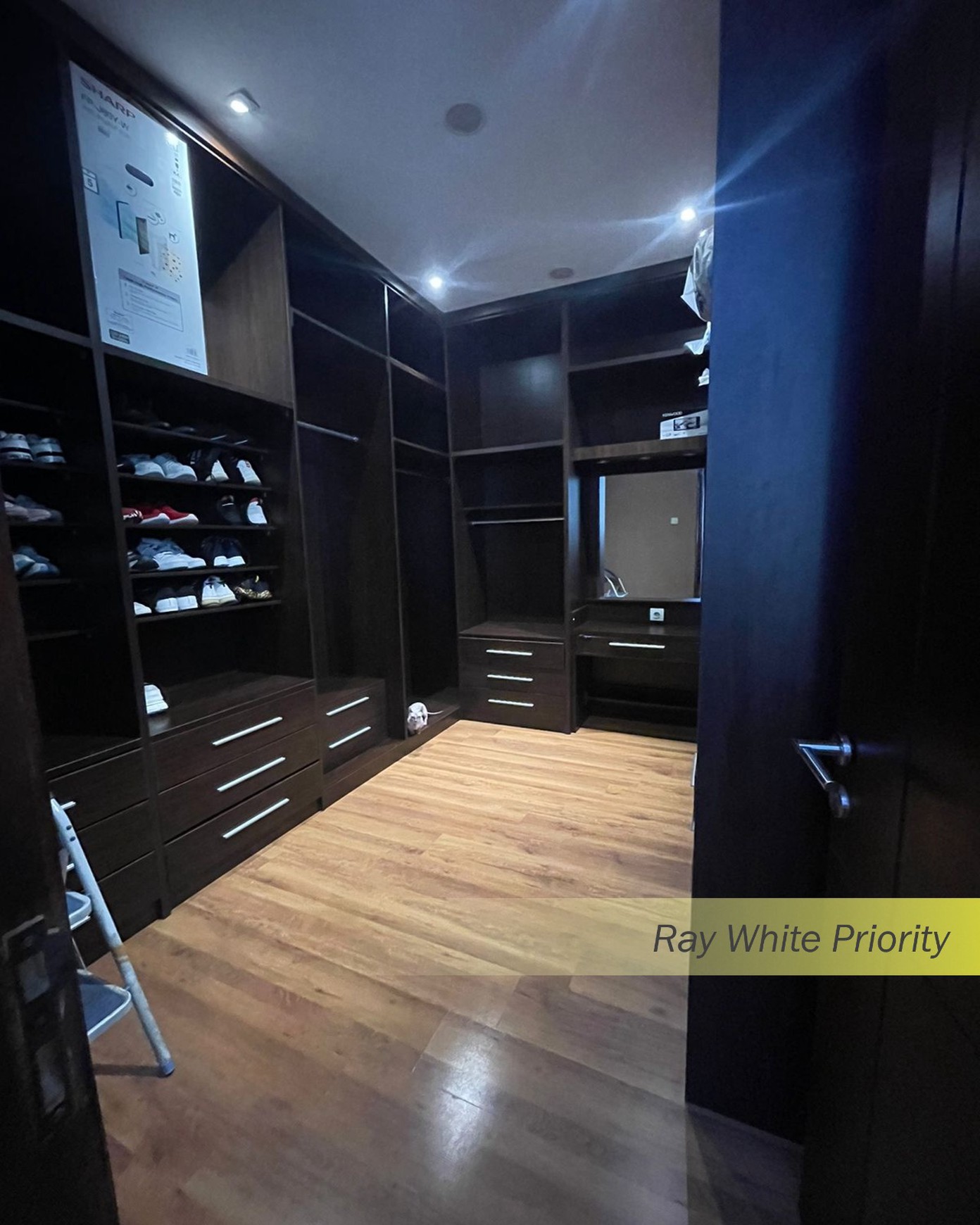 RUMAH CANTIK SEMIFURNISH DI DISCOVERY BINTARO JAYA SEKTOR 9 - TANGERANG SELATAN