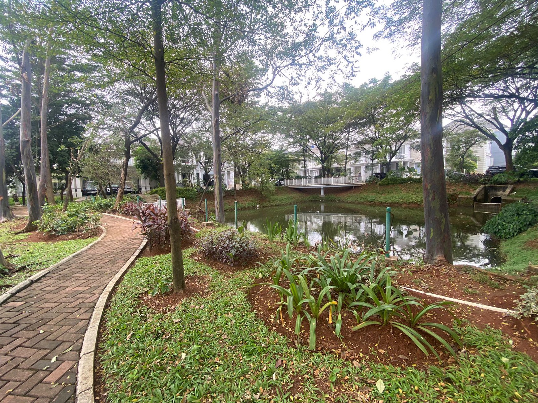 Rumah Cantik depan Taman di Cluster Premium Citra Gran, Cibubur