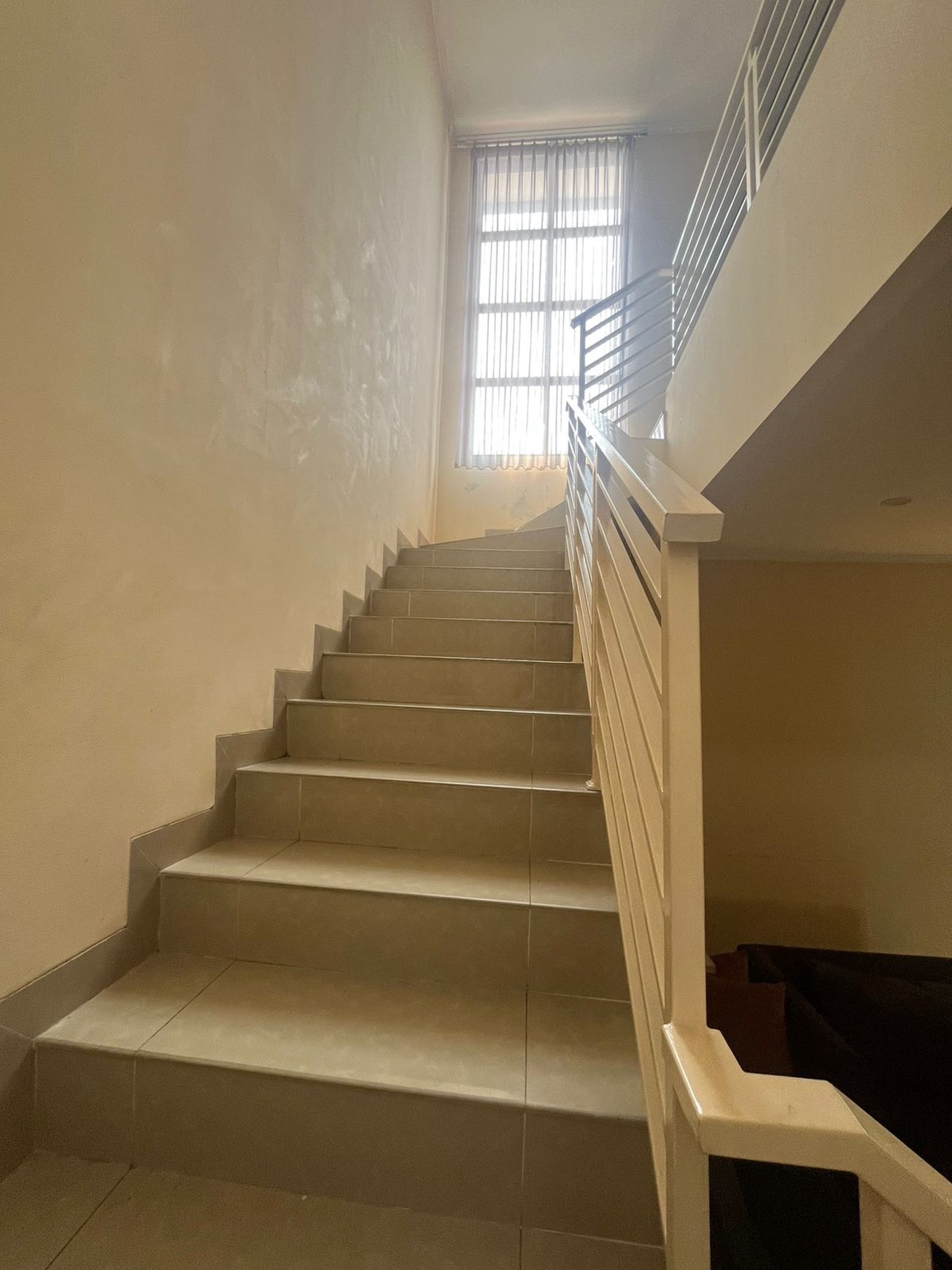 Jual murah dan cepat, Rumah cluster kecil di Anggrek Loka 