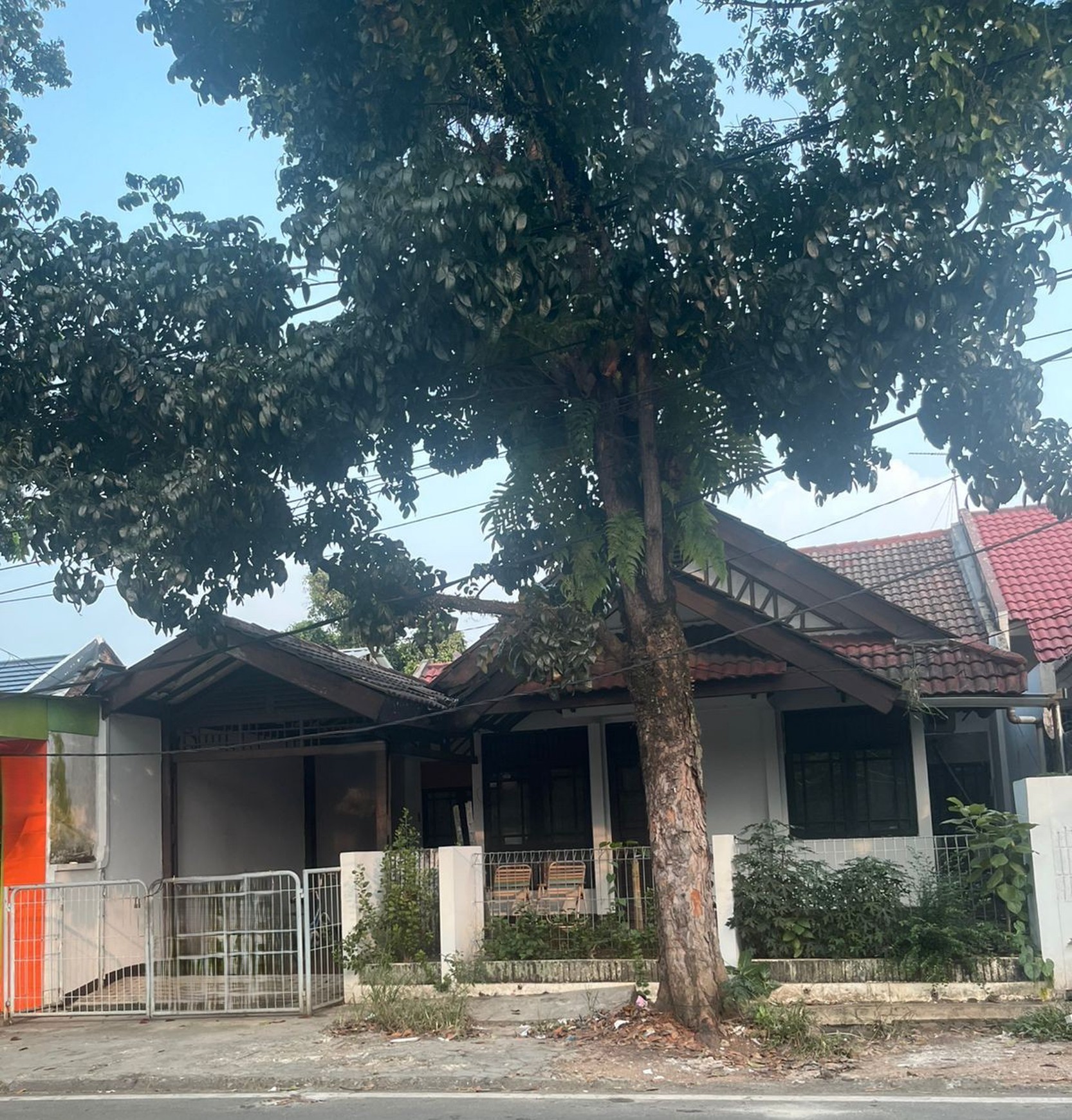 Rumah pinggir jalan utama, bisa dijadikan tempat usaha