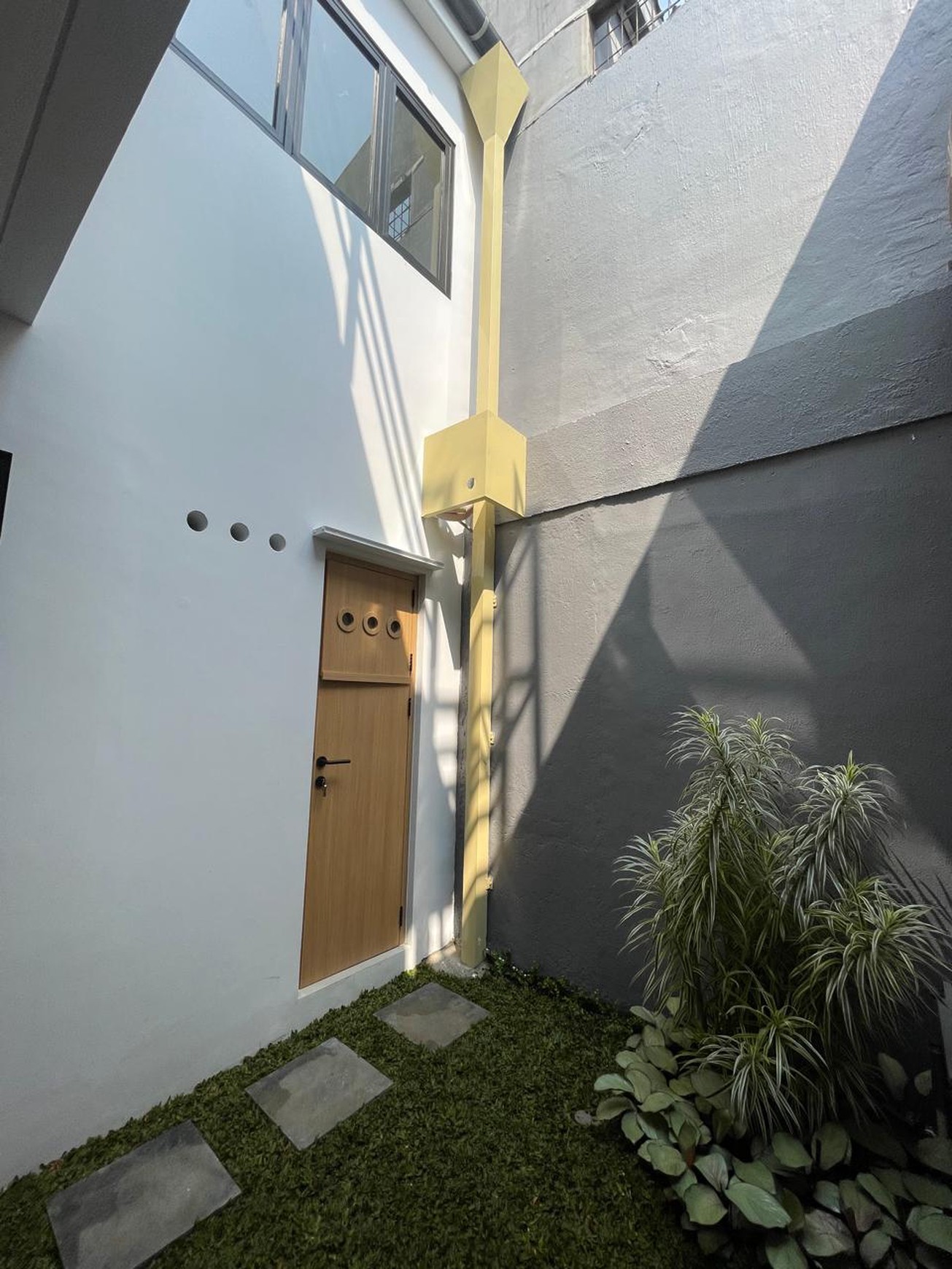Rumah 2 Lantai Full Furnish Siap Huni dengan Hunian Nyaman dan Asri