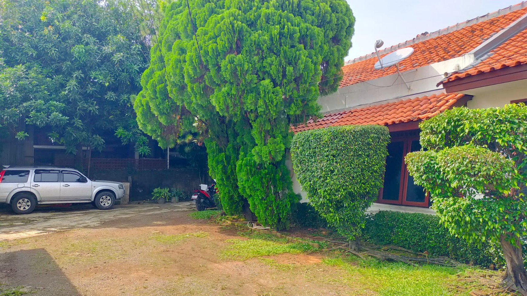 Rumah Klasik Nyaman dan Asri Luas Tanah 712m2 di Pengadegan Selatan