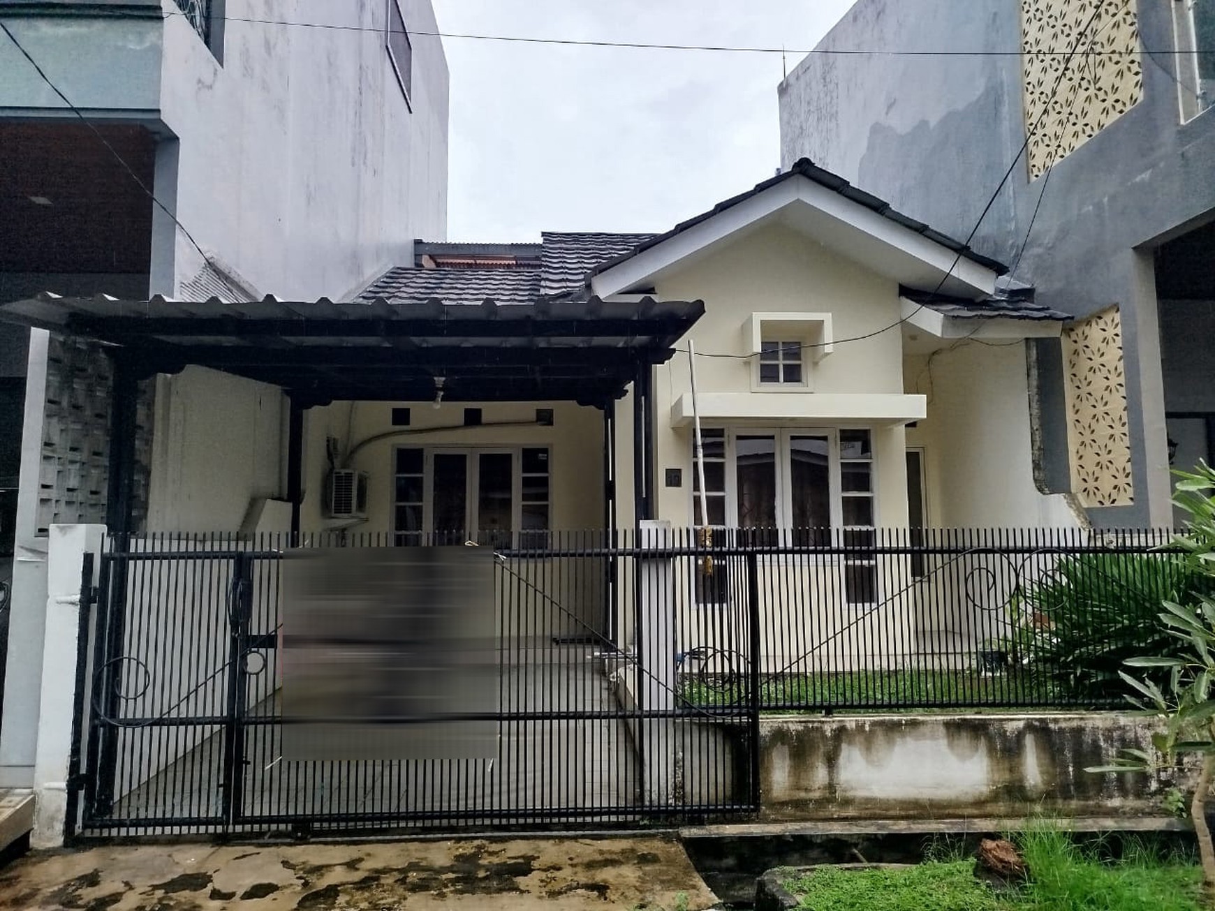 Rumah 1½ Siap Huni dengan Hunian Nyaman dan Asri di Graha Raya