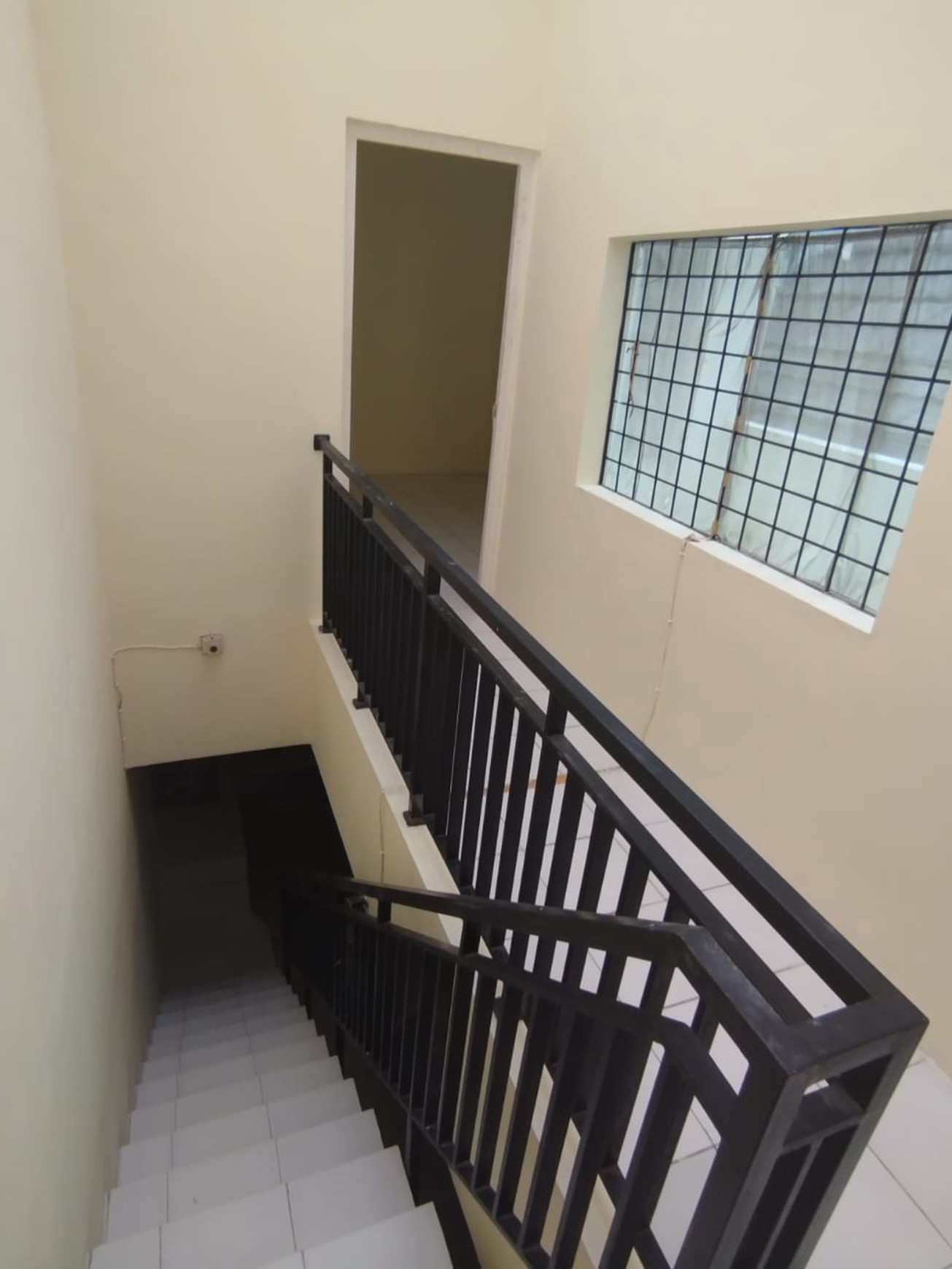 Rumah 1½ Siap Huni dengan Hunian Nyaman dan Asri di Graha Raya