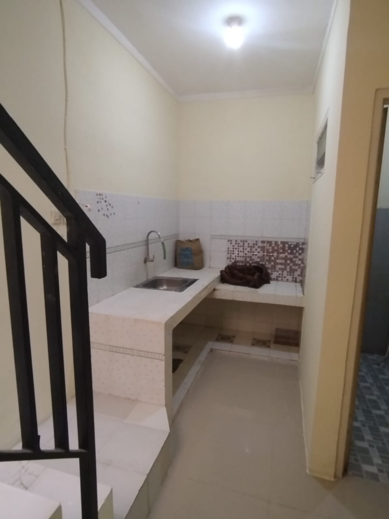 Rumah 1½ Siap Huni dengan Hunian Nyaman dan Asri di Graha Raya