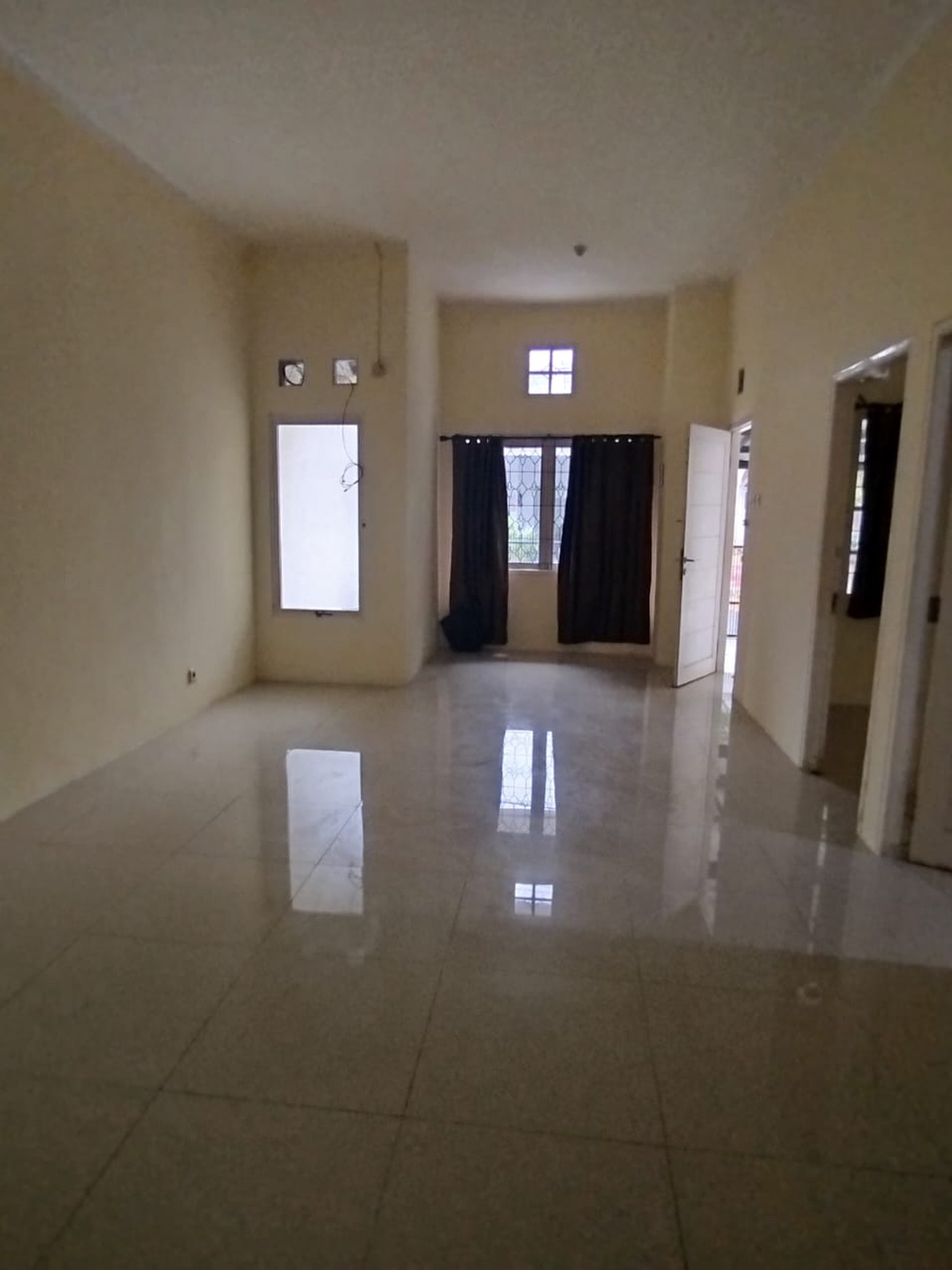 Rumah 1½ Siap Huni dengan Hunian Nyaman dan Asri di Graha Raya