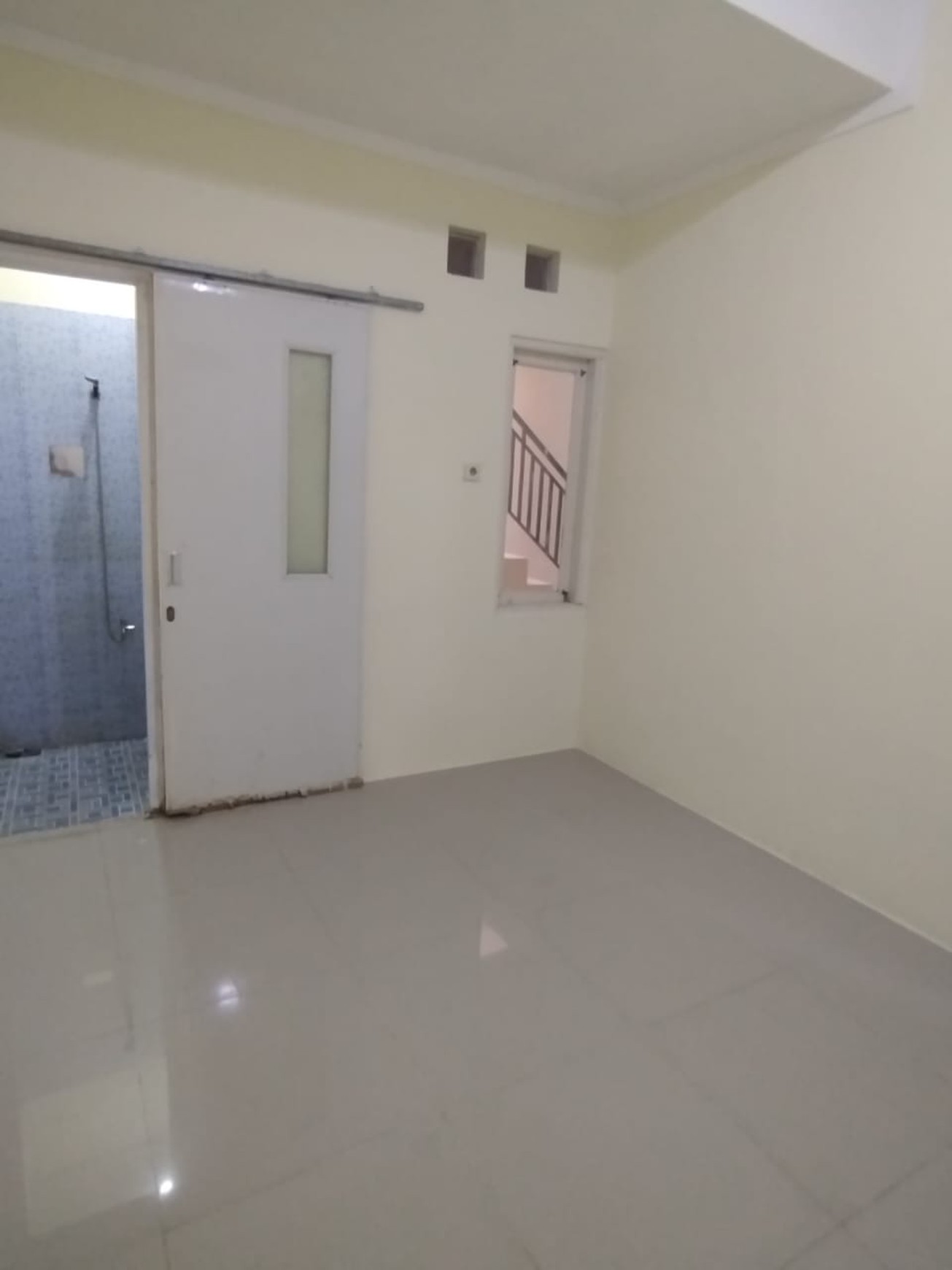 Rumah 1½ Siap Huni dengan Hunian Nyaman dan Asri di Graha Raya