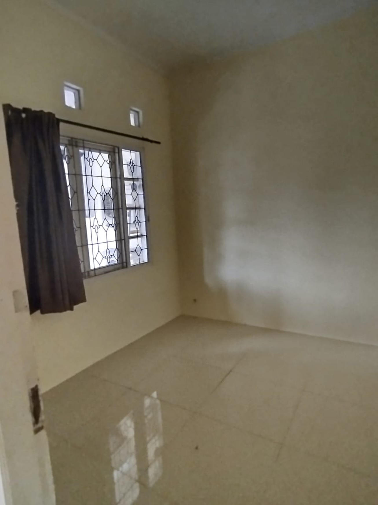 Rumah 1½ Siap Huni dengan Hunian Nyaman dan Asri di Graha Raya