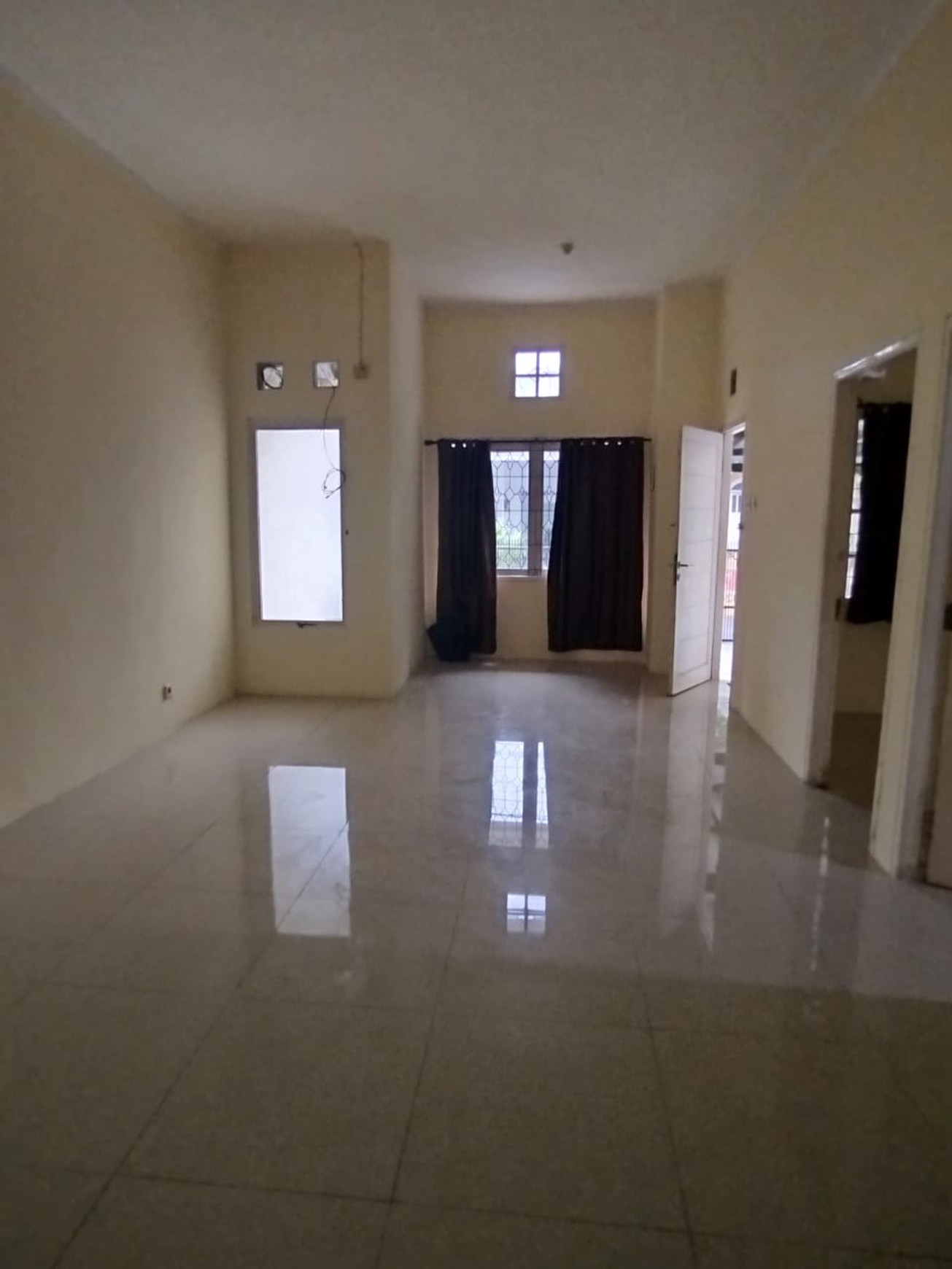 Rumah 1½ Siap Huni dengan Hunian Nyaman dan Asri di Graha Raya